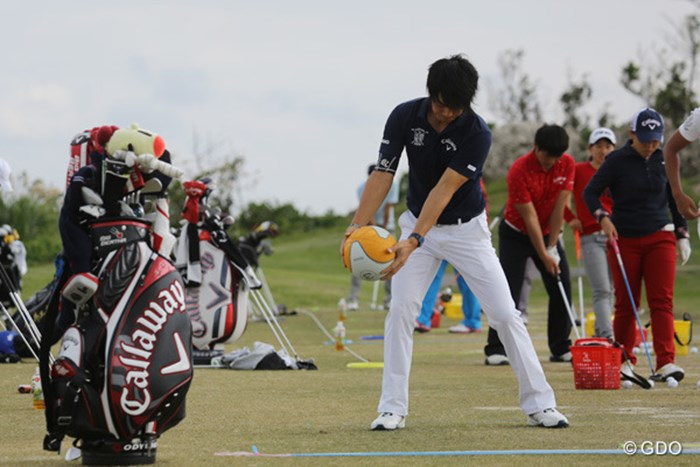 他選手が打ち込みを続ける中、石川はメディシンボールを飛球線の反対方向へ投げる練習 2014年 石川遼 沖縄合宿