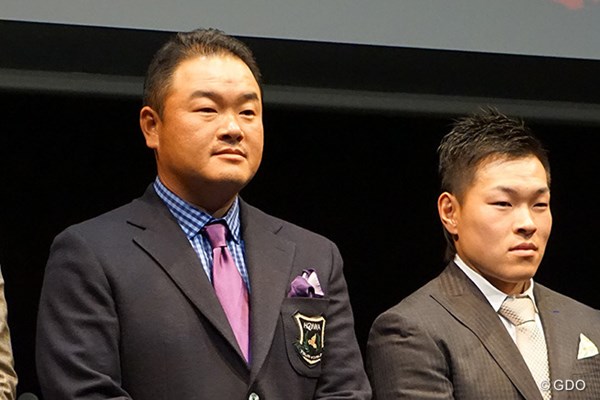 「忙しくて賞金王の実感は噛みしめられていない」と語った小田孔明（左）と、新たに本間ゴルフと契約した藤本佳則