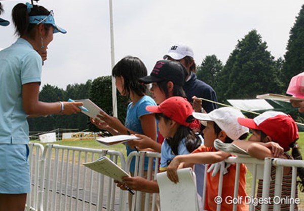 女子プロから貰ったサインの一つ一つが、夏休みの良い思いでになることだろう