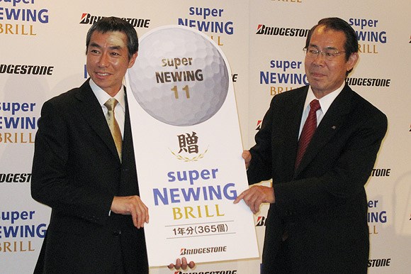 柳葉敏郎に「スーパーニューイング ブリル」1年分が贈呈。真っ直ぐ飛ぶボールだから、そんなになくさないと
