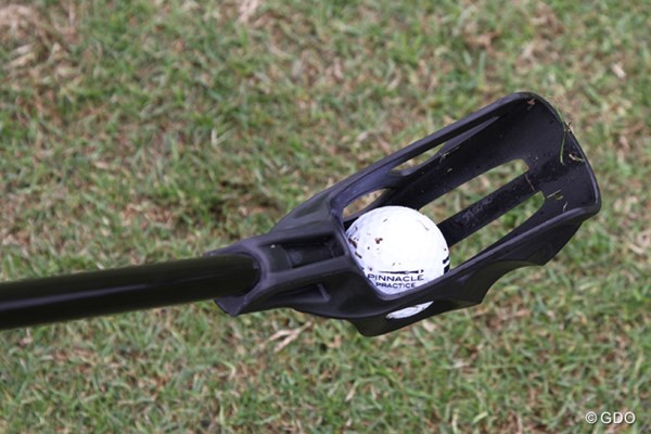 ボールを遠くに投げやく作られたスティックを使用する『Fling Golf』。PGAショーで初披露となった