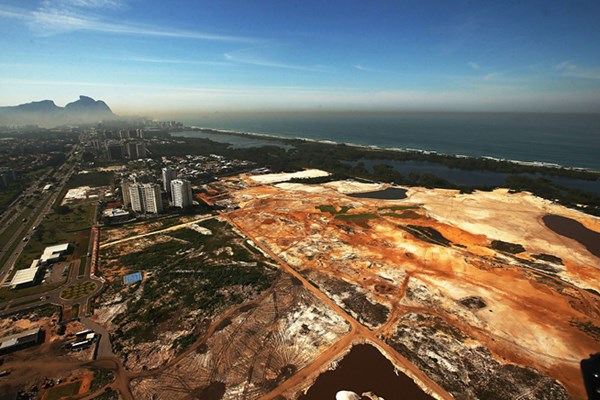 昨年6月末に撮影されたリオデジャネイロに建設中の五輪用ゴルフコース（Mario Tama/Getty Image）