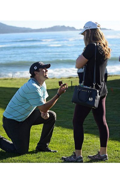 2015年 AT＆Tペブルビーチナショナルプロアマ 初日 マーク・ハバード 試合出場中のM.ハバードがラウンド直後、グリーン脇でガールフレンドにプロポーズした（PGA TOUR）