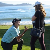 試合出場中のM.ハバードがラウンド直後、グリーン脇でガールフレンドにプロポーズした（PGA TOUR） 2015年 AT＆Tペブルビーチナショナルプロアマ 初日 マーク・ハバード