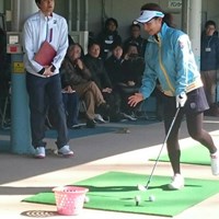 朗らかな陽気となったバレンタインデー、宮里藍は熱心にアマチュアゴルファーを指導した 2015年 ISPSハンダ オーストラリア女子オープン 事前 宮里藍
