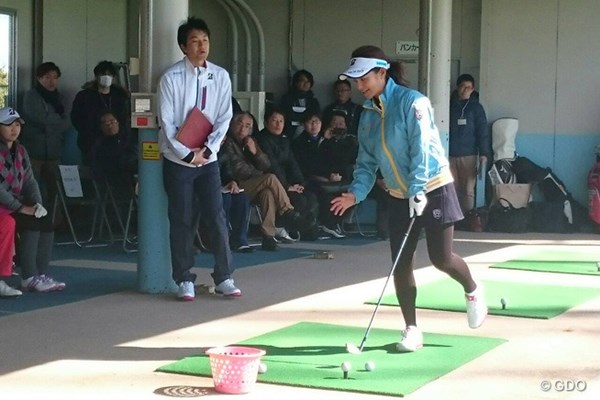 朗らかな陽気となったバレンタインデー、宮里藍は熱心にアマチュアゴルファーを指導した