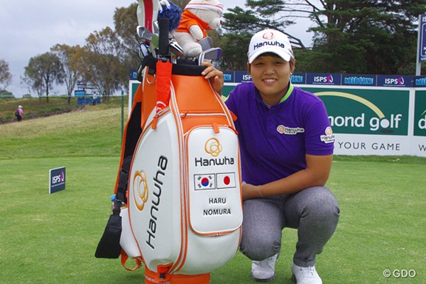 2015年 ISPSハンダ オーストラリア女子オープン 初日 野村敏京 今季から契約したHanwha（ハンファ）のロゴが、キャディバックと帽子、胸、肩に。