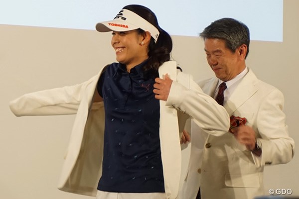 2015年 ホットニュース 豊永志帆 堀琴音 東芝と所属契約 契約用のジャケットを羽織る豊永「優勝してジャケットが着たいです」