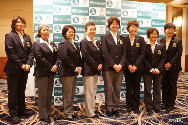 小林浩美会長（右から4番目）、鈴木美重子（5番目）、伊藤佳子（3番目）両副会長ら全8人の理事による新体制が発足した