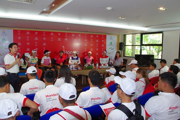 2015年 ホンダ LPGAタイランド 2日目 ジュニア タイ人選手の話を熱心に聞く高校生たち