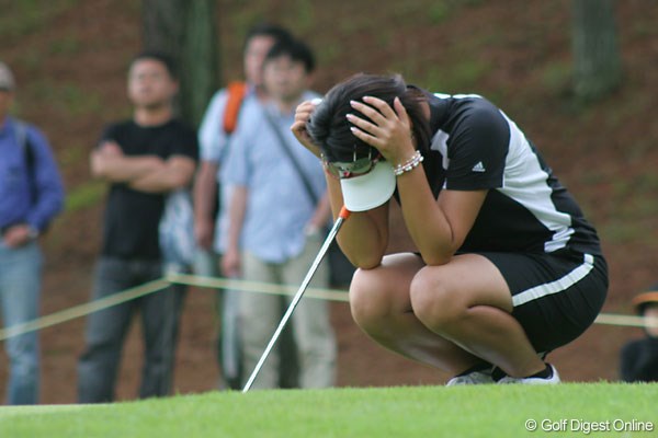 We Love KOBEサントリーレディスオープンゴルフトーナメント3日目 諸見里しのぶ 「今日はエネルギー切れでした」。疲れたのか、グリーン上で頭を抱える諸見里しのぶ