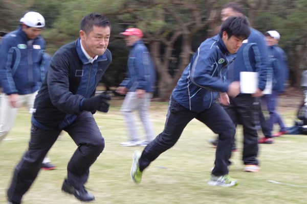 2015年 JGTOプレーヤーズラウンジ 横田真一 若手と一緒に宮崎で合宿に参加した横田真一（写真左）