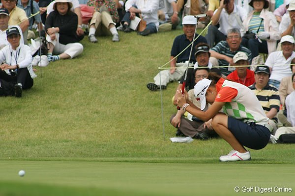 We Love KOBEサントリーレディスオープンゴルフトーナメント2日目 上田桃子 9番でバーディパットを外し悔しがる上田桃子