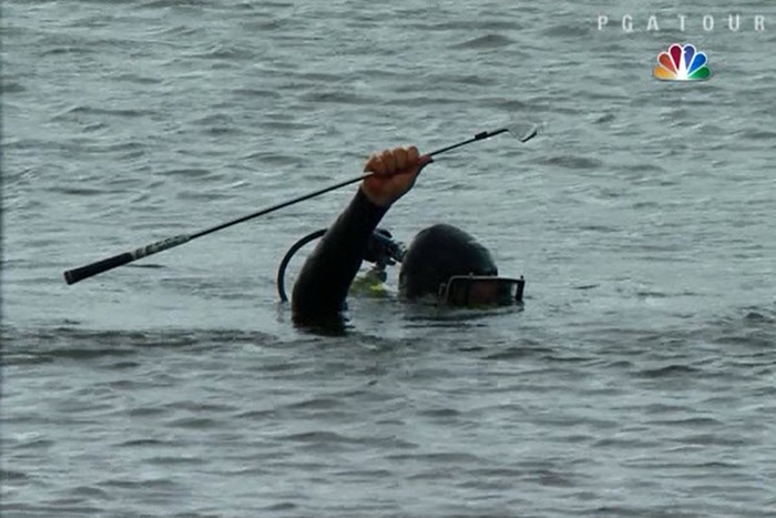 8番ホールの池でマキロイの3Iを発見した潜水士（画像はPGATOUR公式動画より） 2015年 WGCキャデラック選手権 3日目 ダイバー
