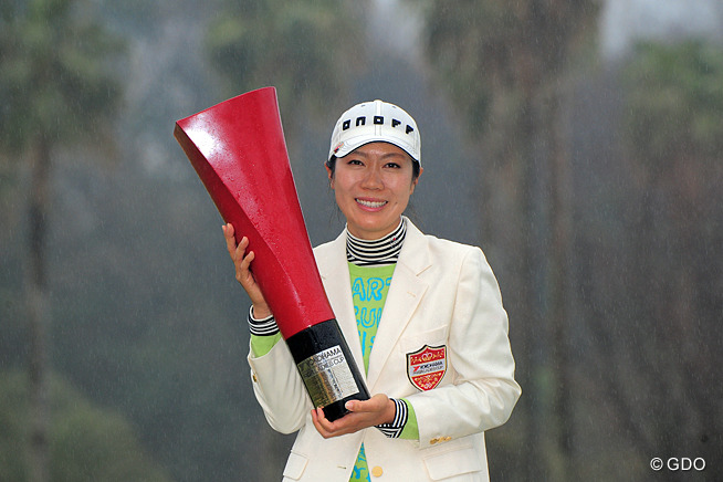 ＜国内女子＞李知姫が3シーズンぶり18勝目 鈴木愛とのプレーオフ制す