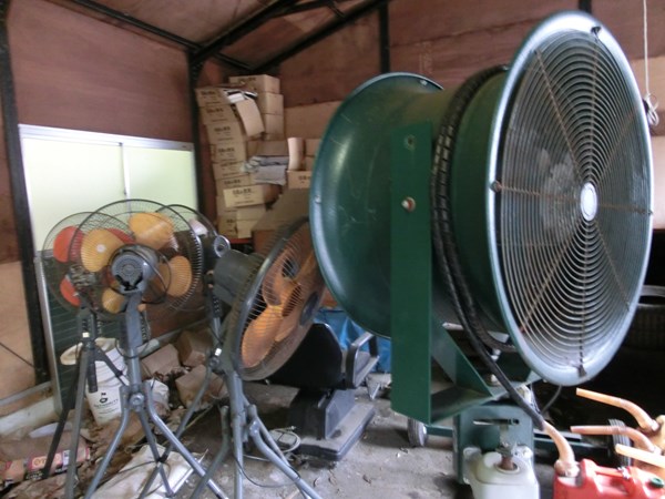 S吉クン4_移動式扇風機 夏場になると出動する小さな（といっても家庭用よりはだいぶ大きい）扇風機がゴルフ場の倉庫で出番を待っている。