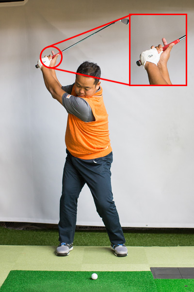 親指を離して右手の使いすぎを防ぐ フック スライスに悩むゴルファー必見 インパクトの手元をチェックしてスイング磨き Vol 1 Qpスペシャルレッスン Gdo ゴルフレッスン 練習