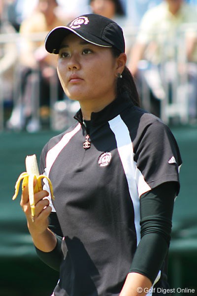 サロンパスワールドレディスゴルフトーナメント1日目 金子絢香 首位と3打差の2アンダーは5位タイ。アマチュアの金子絢香が大器の片鱗を見せた