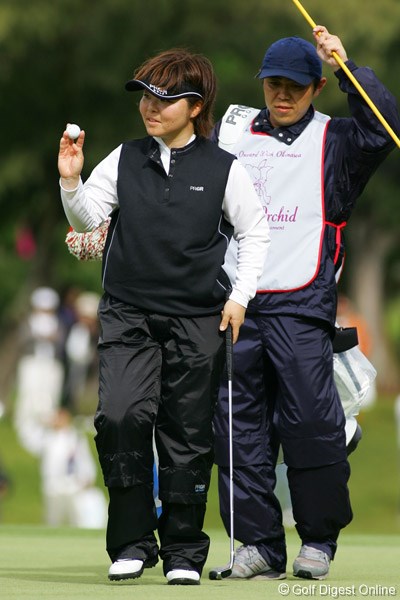 ダイキンオーキッドレディスゴルフトーナメント2日目 不動裕理 首位タイに躍り出た不動裕理