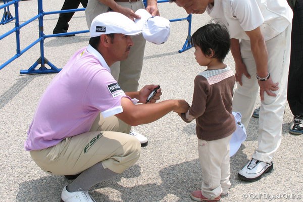 日本プロゴルフ選手権大会最終日 すし石垣 ホールアウト後に子供にサインをする、すし石垣。最終日のチャージで3位タイまで順位を上げた