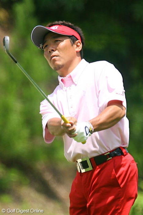 真っ赤なパンツで登場した菊池純。1バーディ、1ボギーで優勝争いに食らいつく 日本プロゴルフ選手権大会3日目 菊池純
