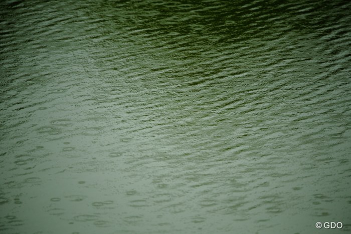 スタート時点ではシトシトと雨が。 2015年 アクサレディス in MIYAZAKI 最終日 池