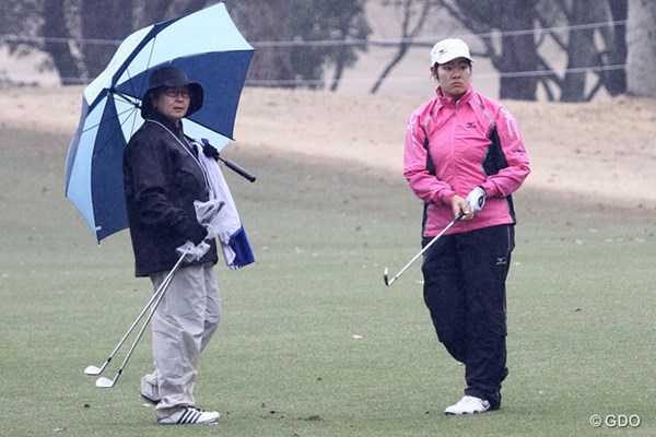 今週プロデビューを飾る川岸史果。キャディは母でプロゴルファーの麻子さん（左）が務める