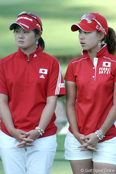 ワールドカップ女子ゴルフ最終日 諸見里しのぶ 上田桃子 優勝チームを羨ましそうに見つめる2人