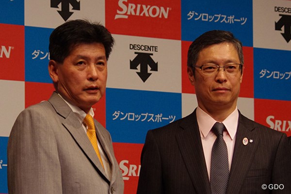 業務提携を発表するダンロップスポーツの木滑和生社長（左）とデサントの石本雅敏社長