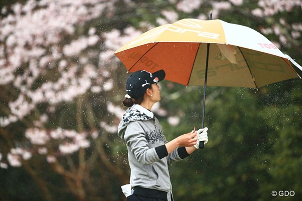 2015年 ヤマハレディースオープン葛城 2日目 豊永志帆 見ているのは果たして桜か？それとも傘か？