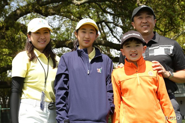 マスターズ前週の日曜日「ドライブ・チップ＆パット」の決勝戦に出場した、日本国籍を持つメーガン・チャオさん（左から2番目）と家族