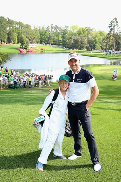 ゴルフ界一ともいわれる伊達男が息子と2ショット。足の開き方を参考に！（Andrew Redington/Getty Images）