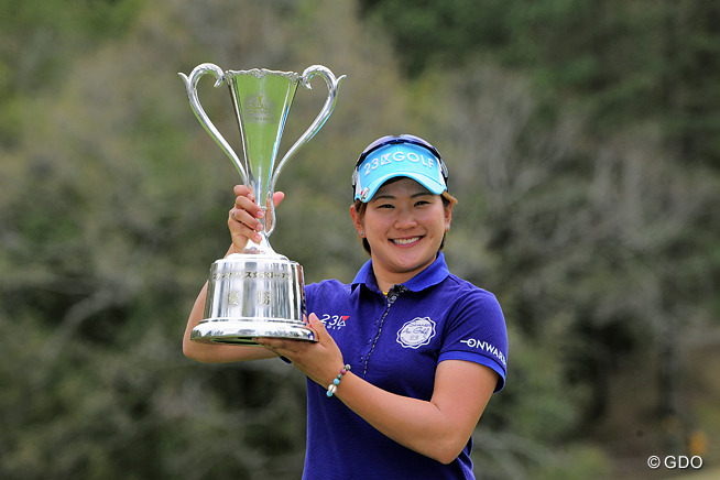 決めた6連続バーディ！成田美寿々が逆転優勝 藤田光里及ばず