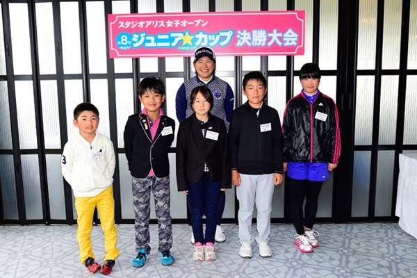 2日目終了後、大会主催のジュニアイベント優勝者との交流会に参加した成田美寿々。子供たちのアンケートにより選ばれた成田が、期待に応えて優勝を飾った（写真：大会提供）