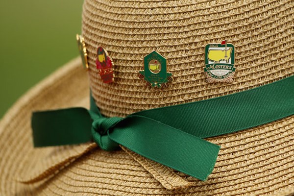 大会のピンバッチが並んだ麦わら帽子、リボンもマスターズカラーを意識！？(Andrew Redington/Getty Images)