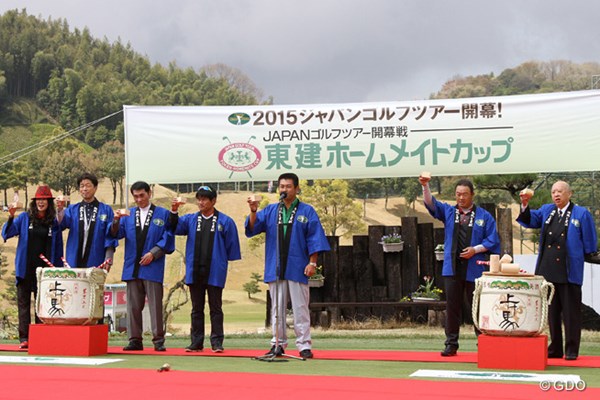 開幕戦の式典で乾杯の音頭をあげる池田勇太。選手会長3期目のシーズンが幕を明ける