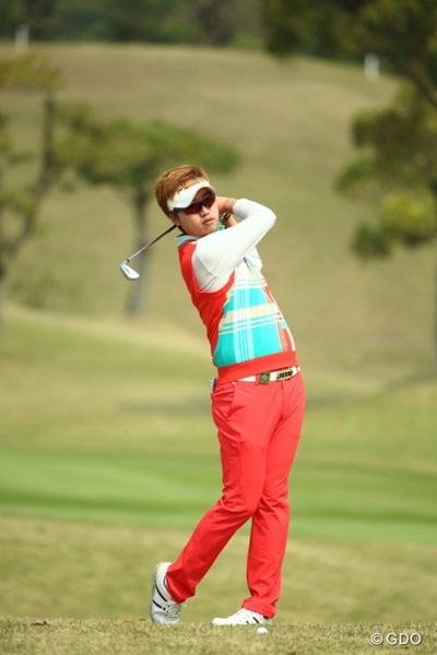 この方、韓国人の女性ゴルファーっぽい。
