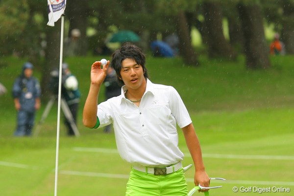 2009三菱ダイヤモンドカップゴルフ 初日 石川遼 3番パー4で2打目を直接入れてイーグル！ グリーン上で歓声に応える
