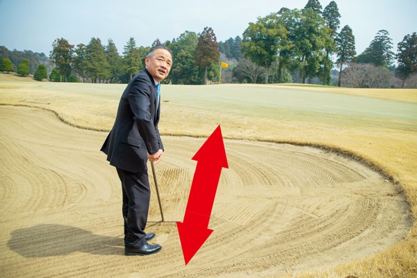 S吉クン9_砂のならし方 砂はピンを向いて前後方向にならす。後から来るゴルファーへの配慮だ。