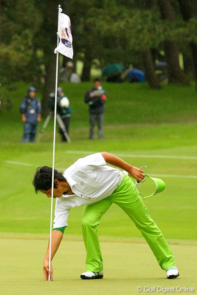 三菱ダイヤモンドカップゴルフ初日 石川遼 ギャラリーの大歓声を浴びながら、直接カップインしたボールを拾い上げる石川遼