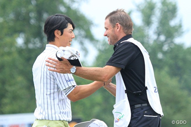 手応え十分のラウンドにキャディと笑顔を交わした石川遼 2015年 チューリッヒクラシック 2日目 石川遼 フォトギャラリー Gdo
