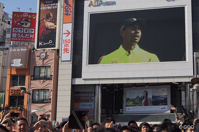 場外弾に新宿ジャック！タイガー・ウッズが3年半ぶり来日