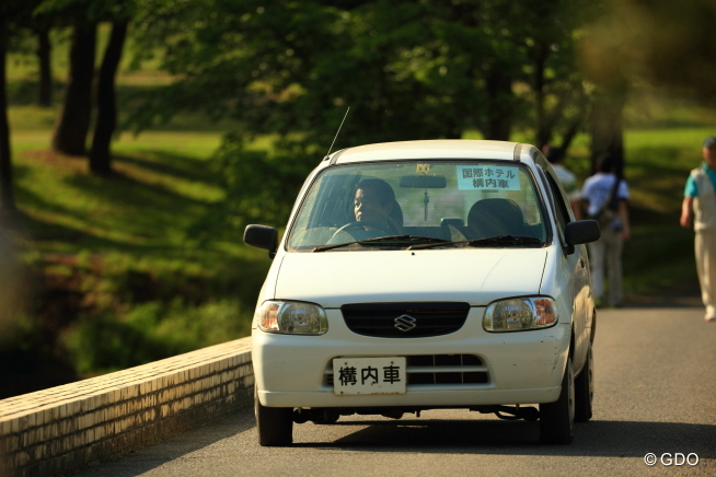 突然クルマ走ってくるし。 2015年 中日クラウンズ 2日目 車