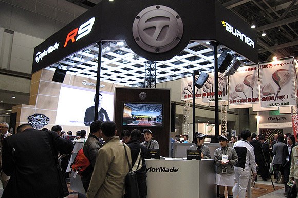 テーラーメイドのブース。注目は先日発表されたばかりの「r9」。
