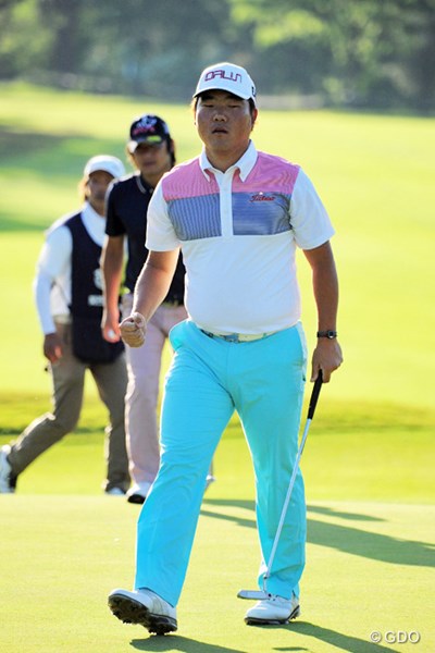 2015年 関西オープンゴルフ選手権競技 初日 李基相 初見の韓流選手です。体幹の強そうなガッチリした体型はいかにも韓流パワーの塊のようで…。2位タイ