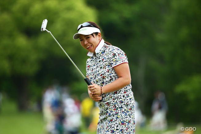 長尺パター封印の吉田弓美子 単独首位で最終日へ