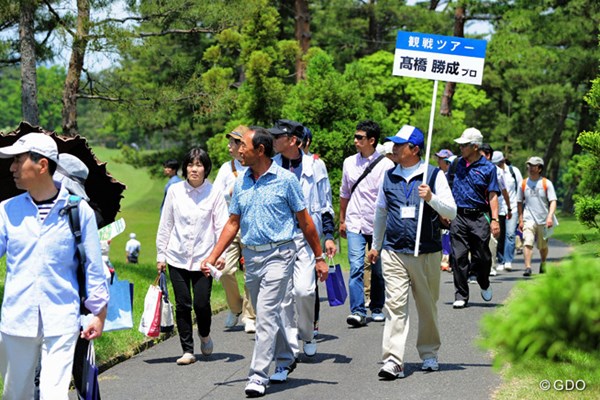 2015年 関西オープンゴルフ選手権競技 最終日 高橋勝成 去年のガイドっぷりが好評やったそうで、2年連続で、観戦ツアーに参加しているギャラリーを引率しております。ゴクロハ～ン！