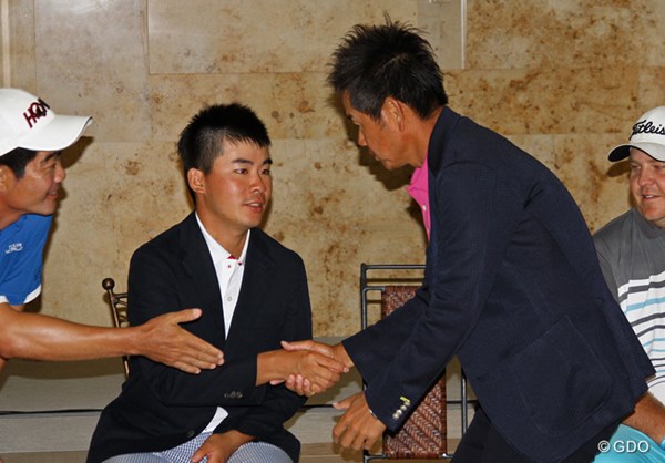 表彰式会場でガッチリと握手を交わした川村昌弘と藤田寛之