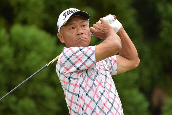 2015年 ～シニアを元気に～ KYORAKU MORE SURPRISE CUP 初日 崎山武志 「66」をマークした崎山武志が、6アンダー単独首位でスタートした※画像提供：日本プロゴルフ協会