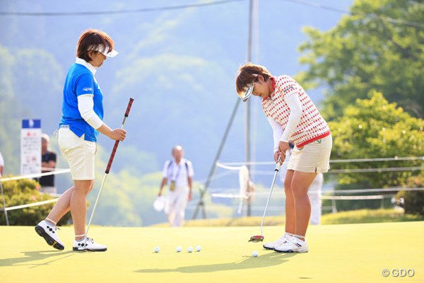 2015年 リゾートトラストレディス 2日目 福嶋浩子 福嶋晃子 姉の晃子（左）と妹の浩子（右）。この日のラウンド終了後は練習グリーンで姉の短尺パターを握る場面も見受けられた